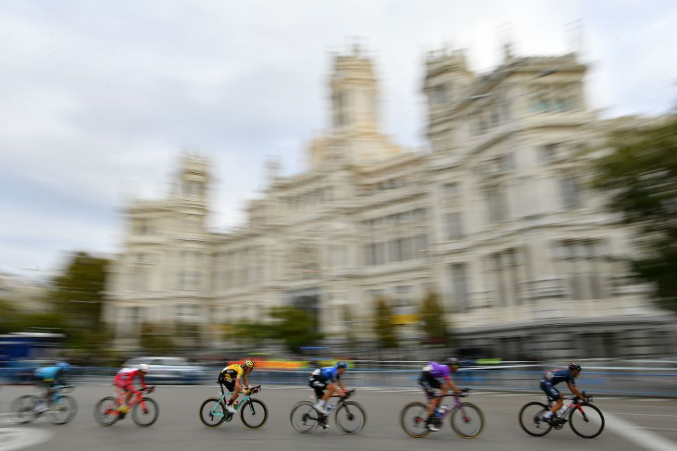Peloton melewati Kota Madrid. (Foto: Istimewa)
