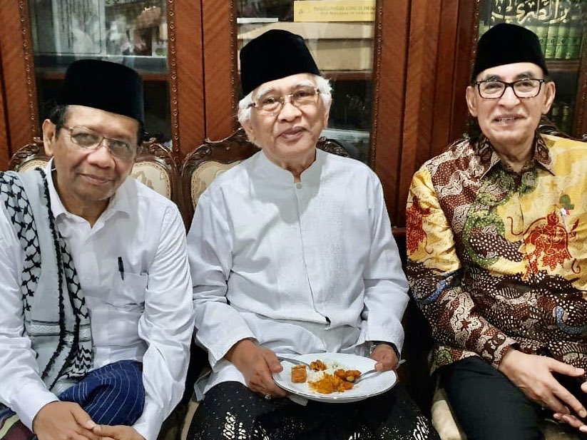 Prof Mahfud MD bersama Gus Mus dan Alwi Shihab, dekat Gus Dur. (Foto: Istimewa)