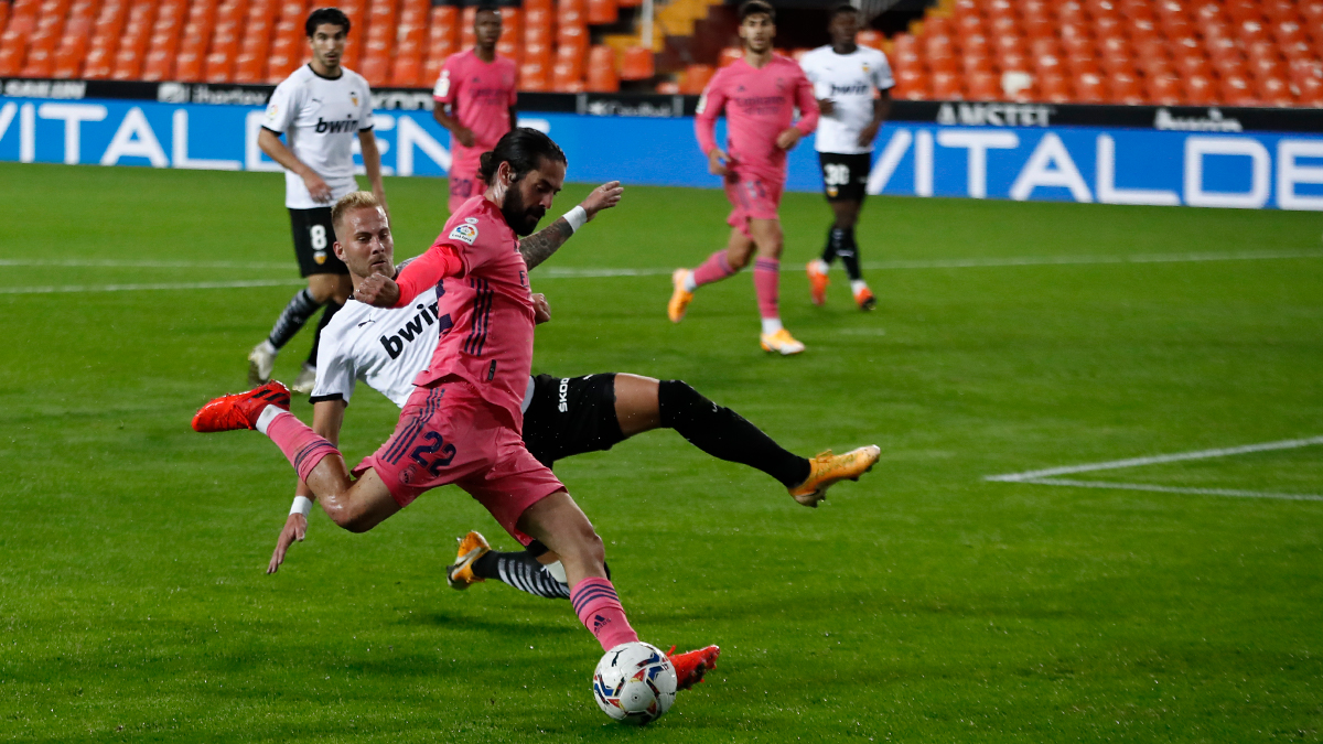 Isco tak mampu menembus pertahanan Valencia yang rapat. (Foto: Twitter/@realmadrid)