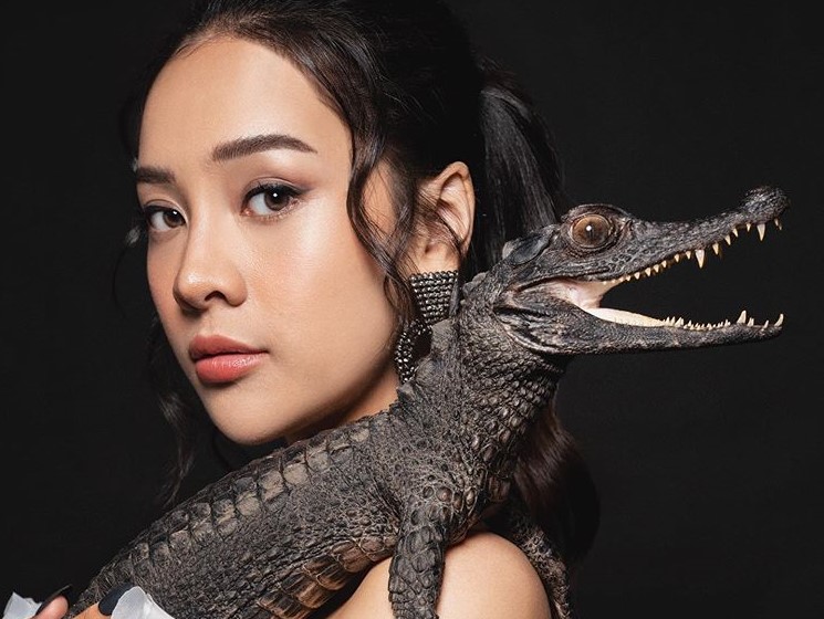 Anya Geraldine bermain bersama buaya. (Foto: IG @anyageraldine)