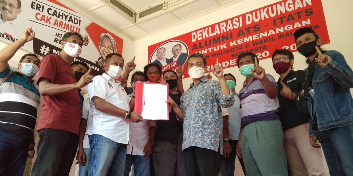 Para alumni ATS-ITATS foto bersama Cawawali Armuji di posko Indragiri. (Foto: PDI Perjuangan)