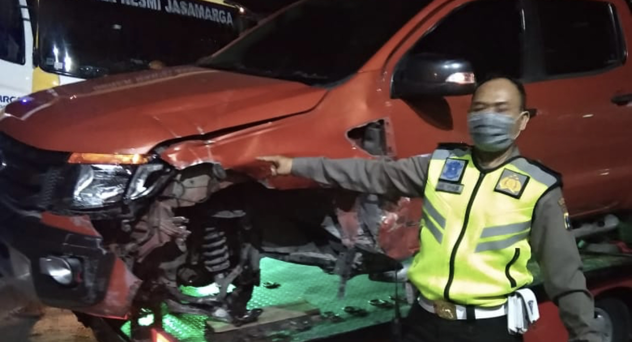 Mobil Ford yang mengalami kerusakan di bagian kiri akibat menabrak tiang listrik di Jalan HR Muhammad, tadi malam.. (Foto: Dok. Polrestabes Surabaya)