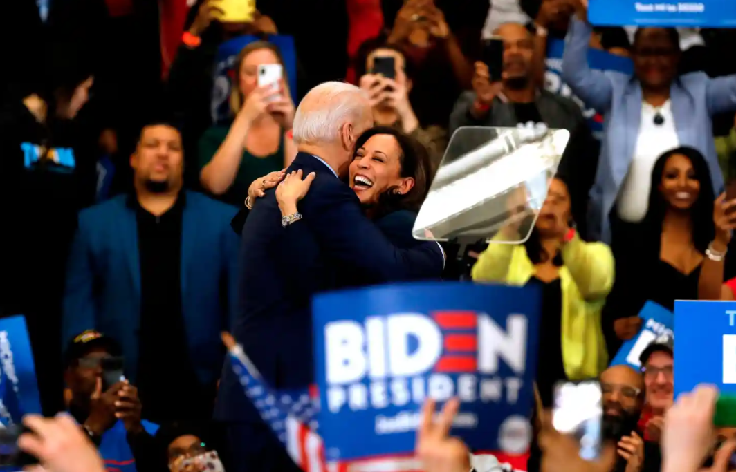 Joe Biden dan Wakil Presiden Kamala Harris. Joe Biden akan membentuk Satgas Covid-19. (The Guardian)