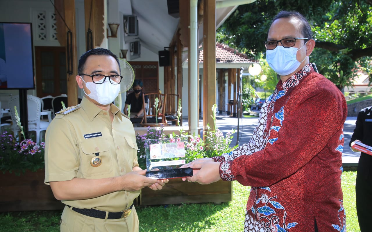 Bupati Banyuwangi Abdullah Azwar bersama Kepala BI Jember Hestu Wibowo. (Foto: Dok. Pemkab Banyuwangi)