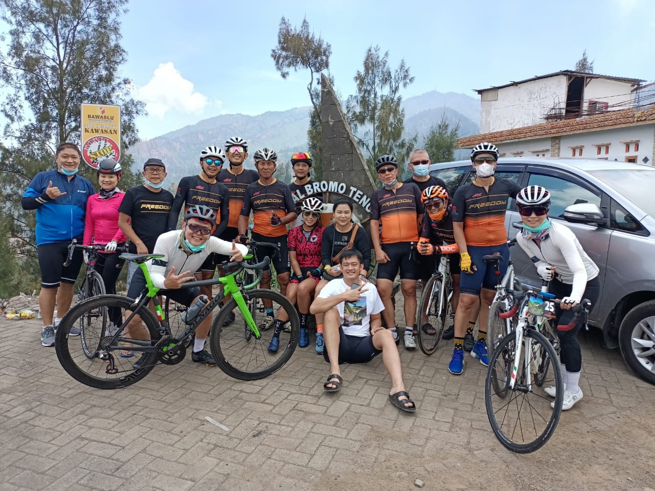 Mahfud Tamwardi (lima dari  kanan helm hitam) bersama kawan-kawan FreedomCC di Wonokitri, Bromo. (Foto: Istimewa)