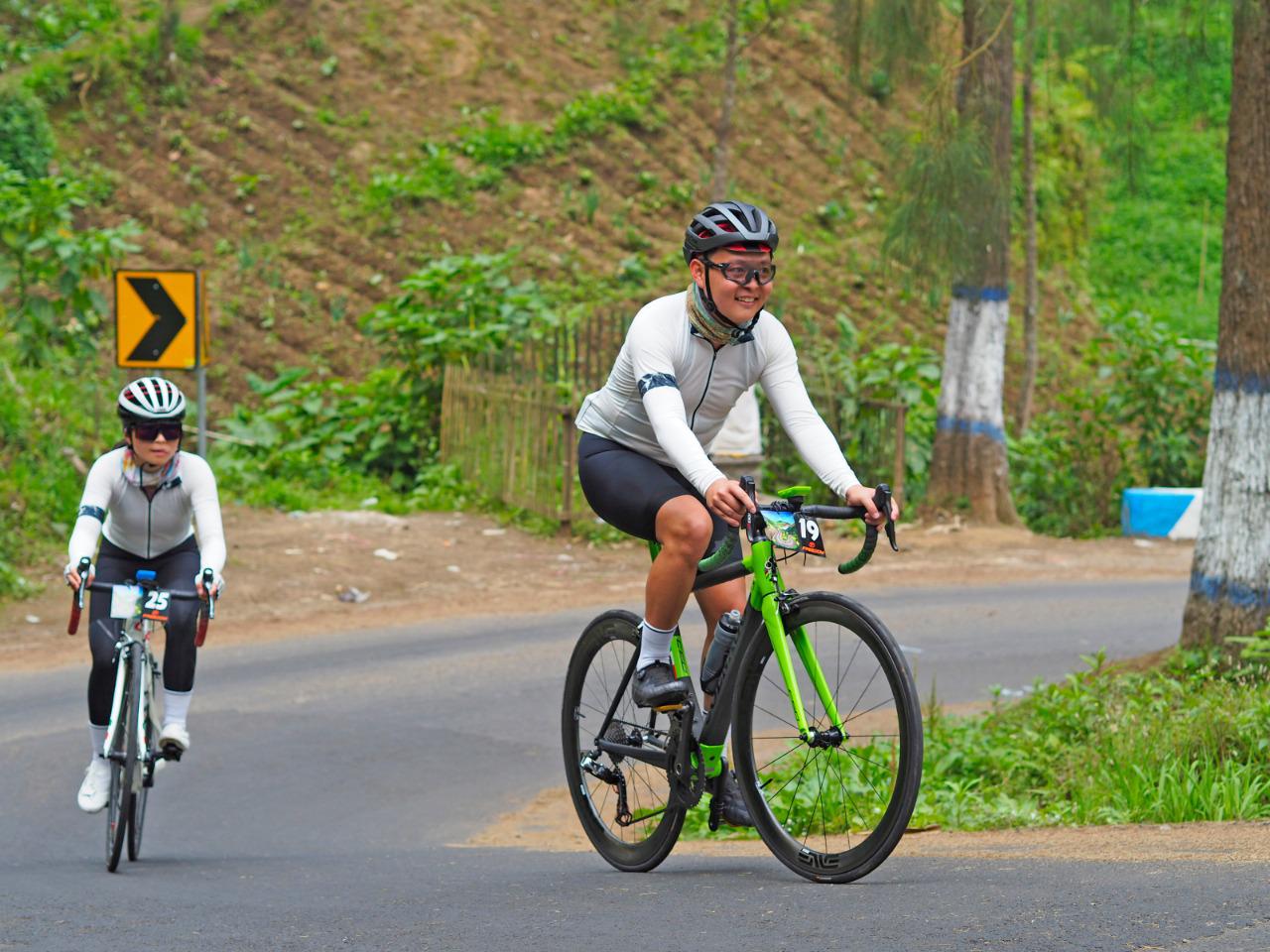 Pasangan Aditya Kisae Saputro–Earline Handojo Darmosuwito. Gowes kedua kali ini, ngomel sang istri tak sebanyak nanjak saat pertama.