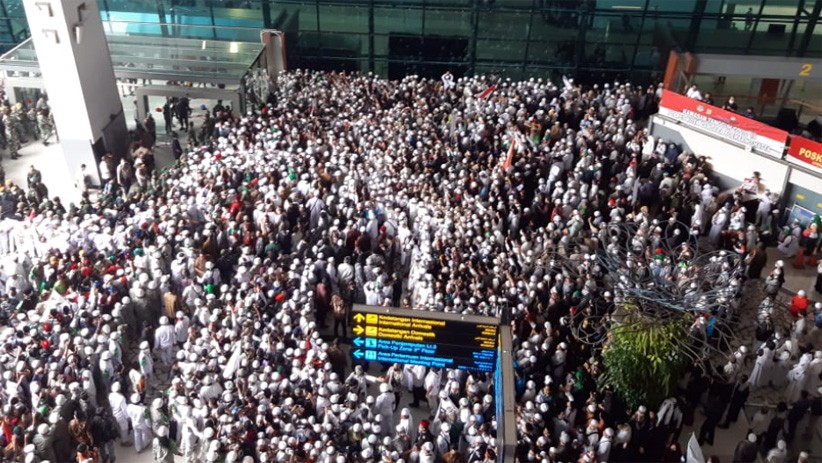 Suasana penyambutan Habib Rizieq di Bandara Soekarno Hatta. (Foto: Tangkapan layar video youtube)