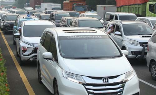 Banyak para calon penumpang pesawat terjebak kemacetan di tol Cengkareng, menuju Bandara Soekarno-Hatta, Selasa siang. (foto:Detik)