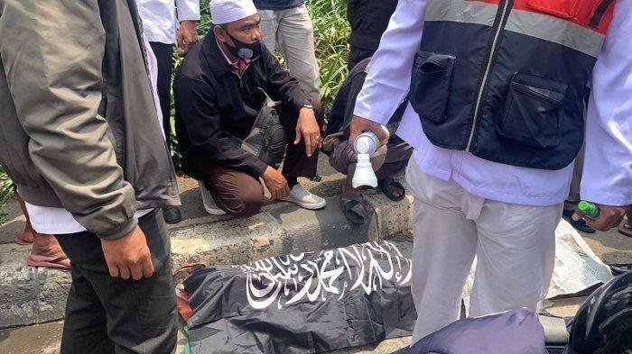 Jenazah simpatisan Habib Rizieq yang mati mendadak ditutup bendera tauhid. (Foto: Tribun.com)