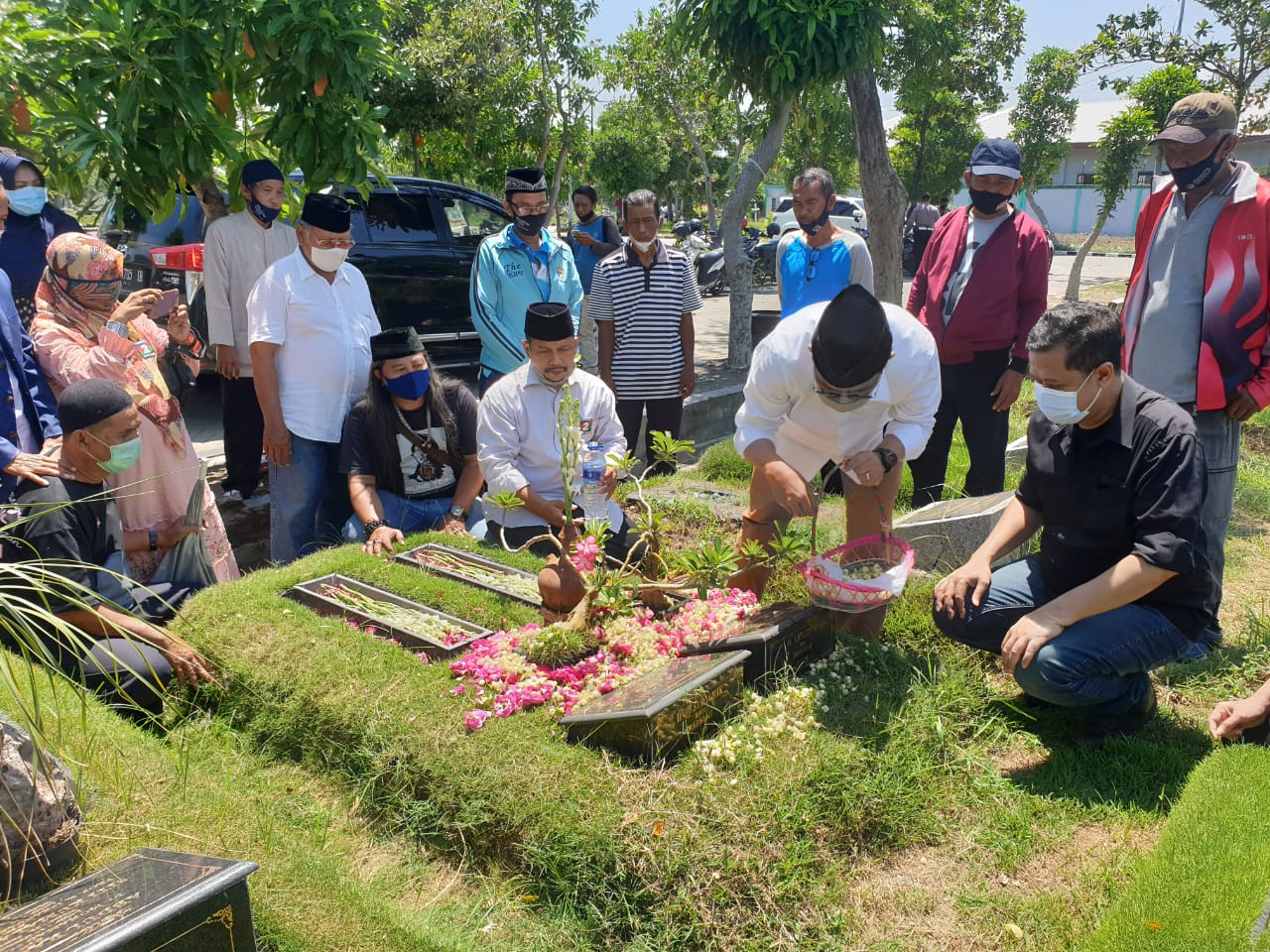 Cawali Surabaya, Machfud Arifin ketika nyekar di makam tokoh PDI Perjuangan, Almarhum Soetjipto, di TPU Keputih, Surabaya, Selasa 10 November 2020. (Foto: Fariz Yarbo/Ngopibareng.id)