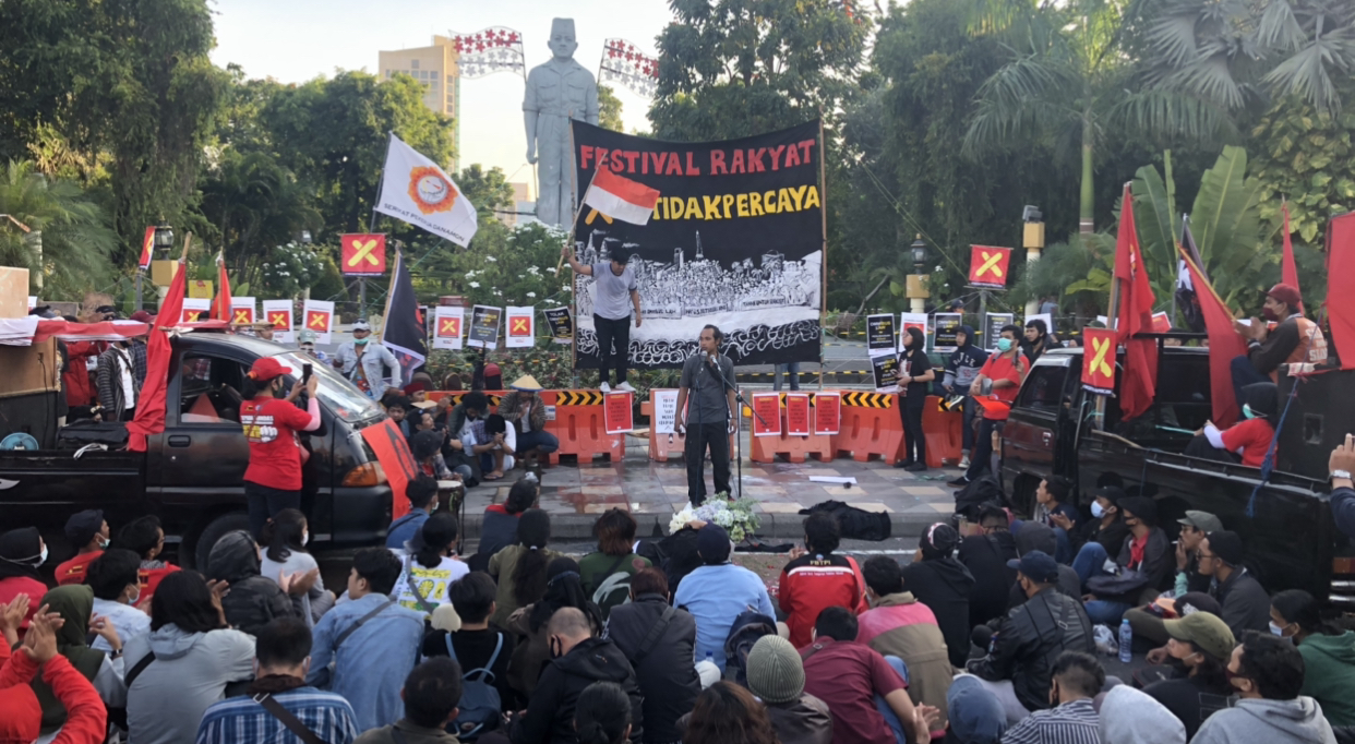 Ratusan massa yang menghadiri Festival Rakyat, di Jalan Gubernur Suryo (Foto: Andhi Dwi/Ngopibareng.id)