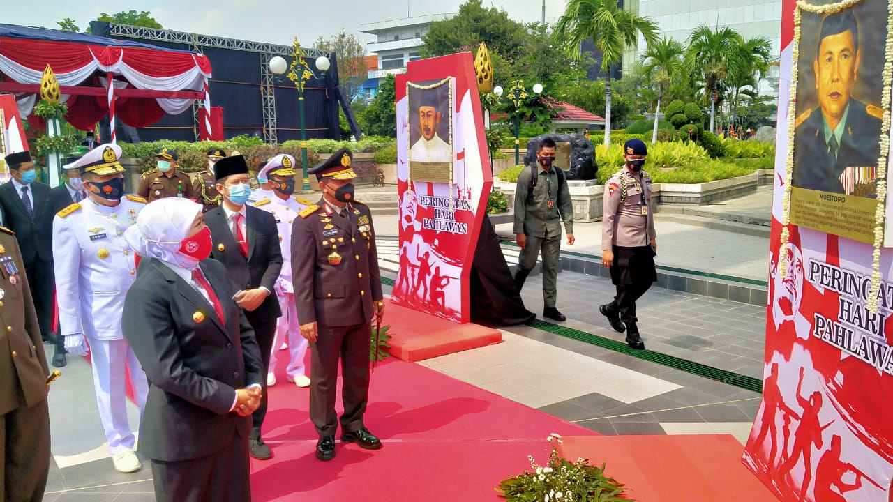 Gubernur Jatim, Khofifah Indar Parawansa bersama jajaran Forkopimda Jatim melihat foto-foto para pahlawan usai upacara peringatan Hari Pahlawan di Tugu Pahlawan, Surabaya, Selasa 10 November 2020. (Foto: Foto: Fariz Yarbo/Ngopibareng.id)