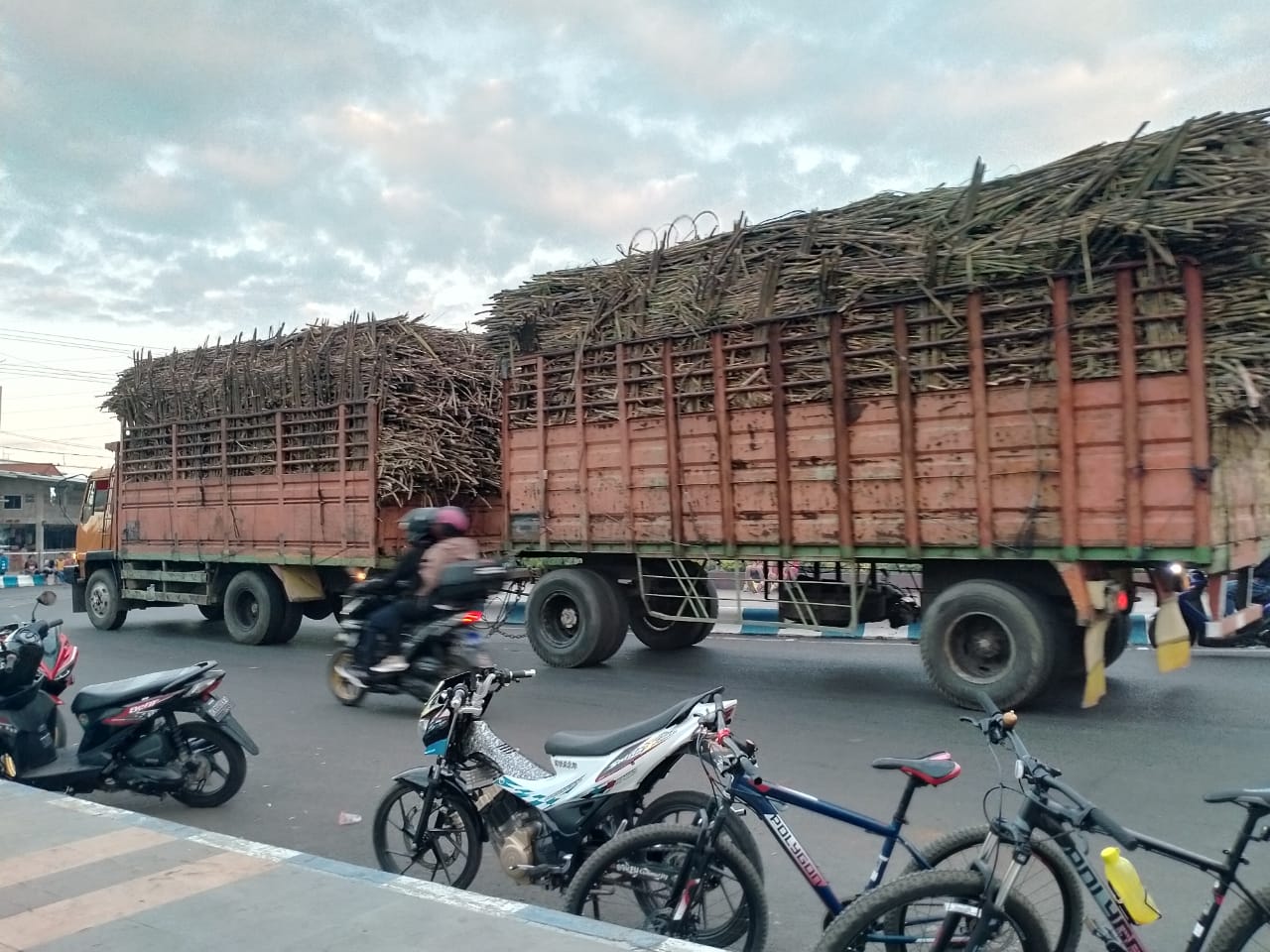 Di antara truk yang masuk tengah Kota Probolinggo beberapa waktu lalu. (Foto: Ikhsan Mahmudi/Ngopibareng.id)