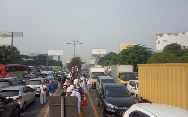 Kemacetan yang terjadi di jalan menuju Bandara Soetta, Selasa, 10 November 2020 pagi. (Foto: Asmanu/Ngopibareng.id)