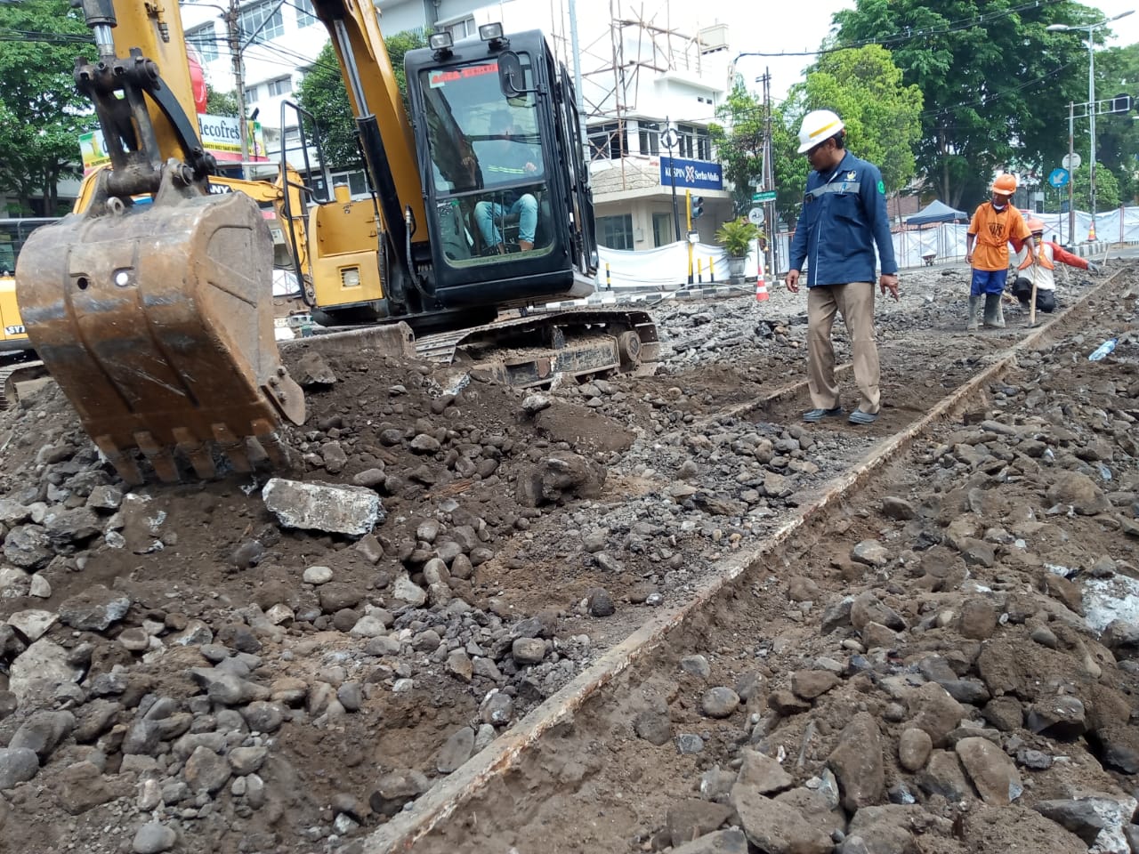 Penemuan jalur trem di kawasan Kayutangan, Kota Malang, Jawa Timur. (Foto: Lalu Theo/Ngopibareng.id)