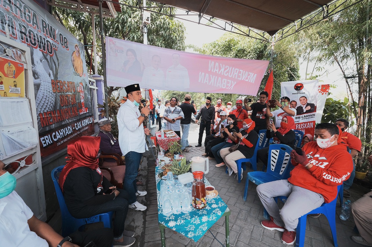 Eri Cahyadi ketika berdialog dengan warga di Jl. Tambak Pring Barat Blok 1, RT 06 RW 08, Kelurahan Asemrowo, Kecamatan Asemrowo. (foto: PDI Perjuangan)