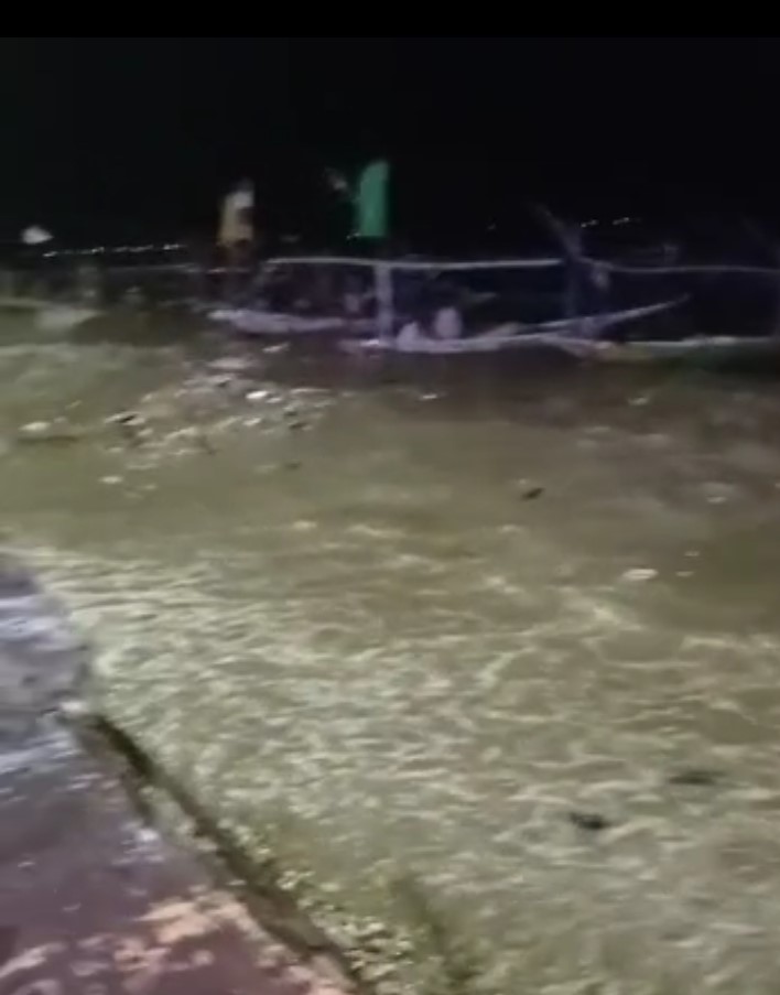 Ombak tinggi Pantai Kenjeran semalam. (Foto: Tangkapan layar)