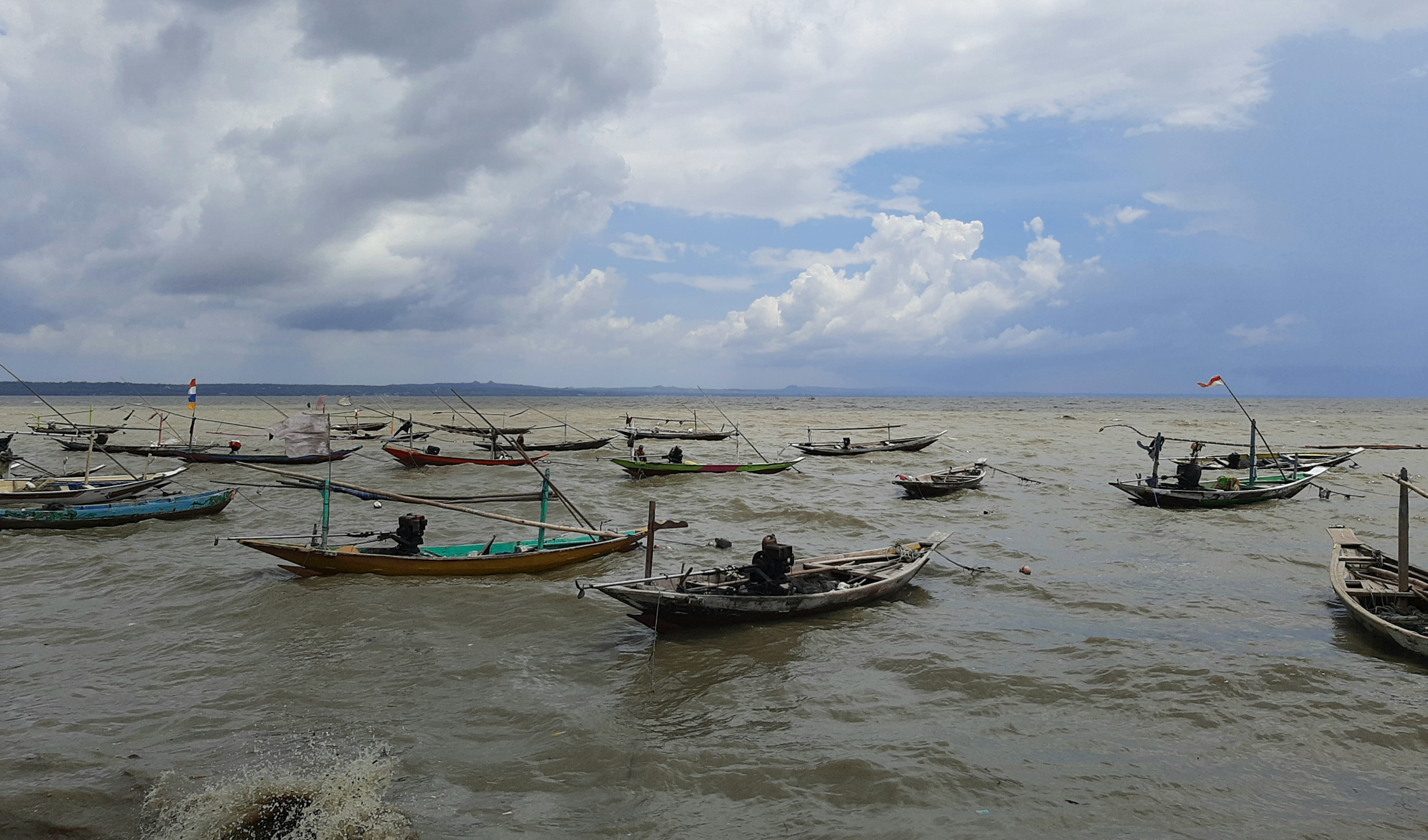 Suasana ombak di bibir pantai Kampung Nambangan Kenjeran, Surabaya. (Foto: Pita Sari/Ngopibareng.id)