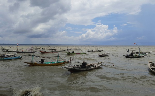 Suasana ombak di bibir pantai Kampung Nambangan Kenjeran, Surabaya. (Foto: Pita Sari/Ngopibareng.id)