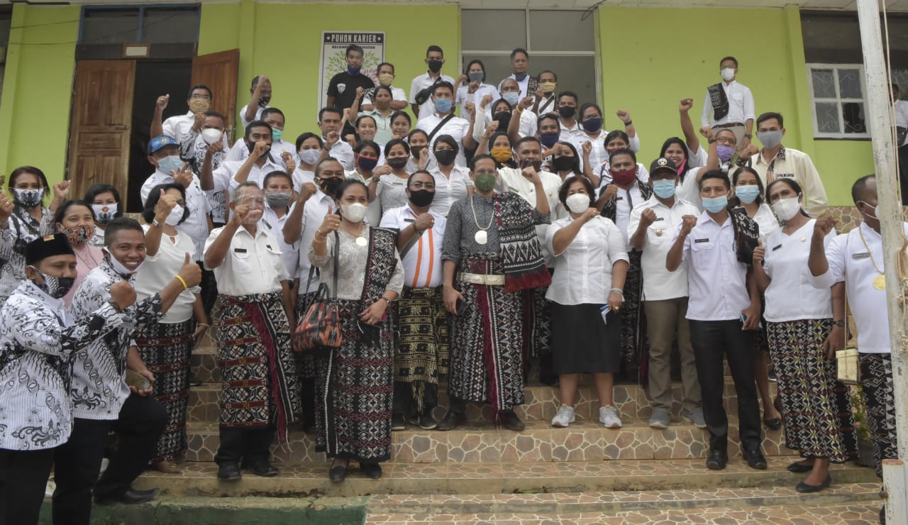 Mendikbud Nadiem Makarim berfoto bersama guru dan tenaga kependidikan di Pulau Rote. (Foto: BKLM Kemendikbud)