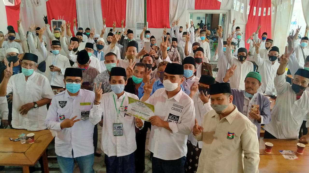 Calon Wakil Walikota Surabaya, Mujiaman Sukirno foto bersama dengan Fortamas di Posko Pemenangan MAJU di Jalan Basuki Rahmat, Surabaya, Kamis 12 November 2020. (Foto: Fariz Yarbo/Ngopibareng.id)