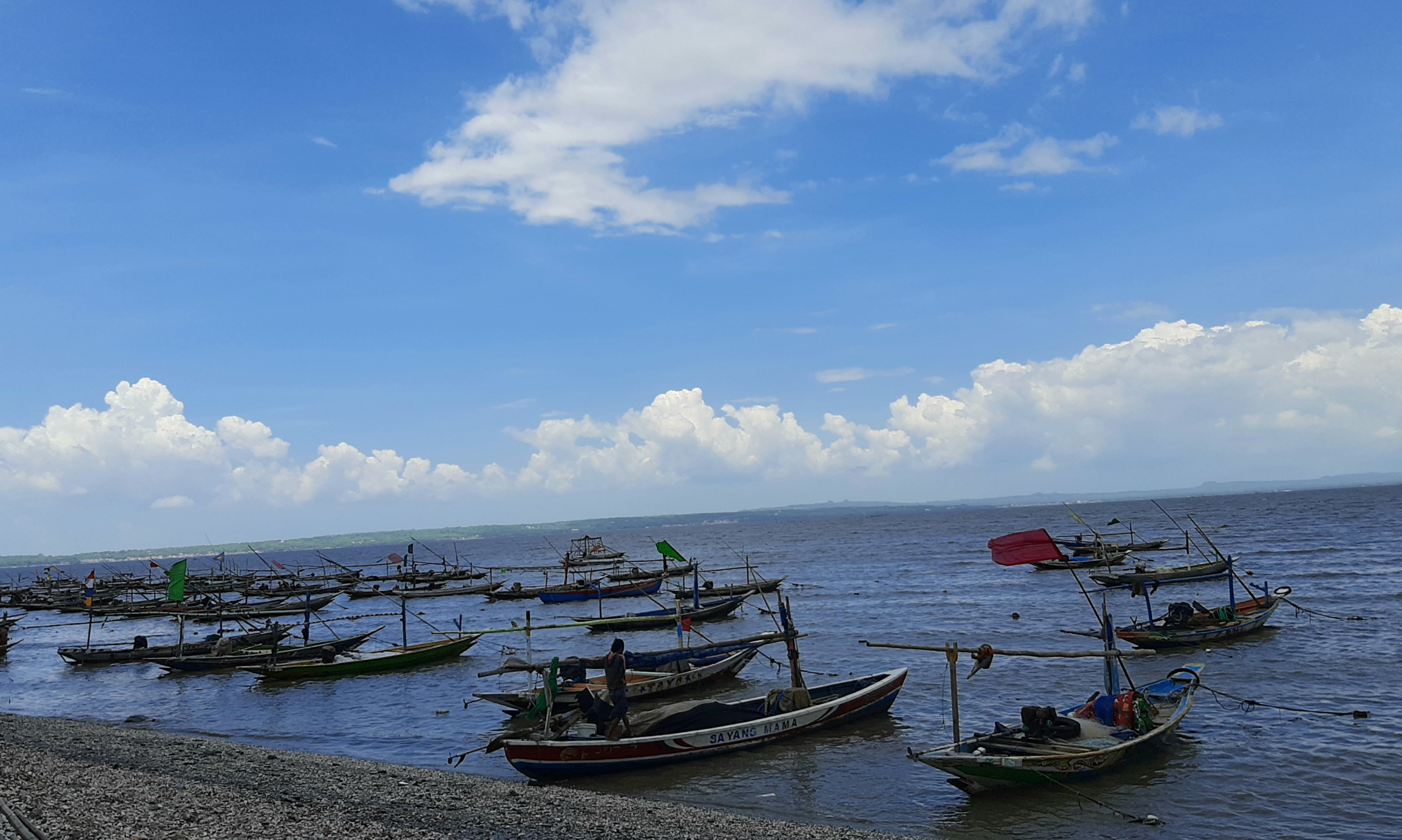 Suasana pesisir Pantai Kenjeran. (Foto: Pita Sari/Ngopibareng.id)