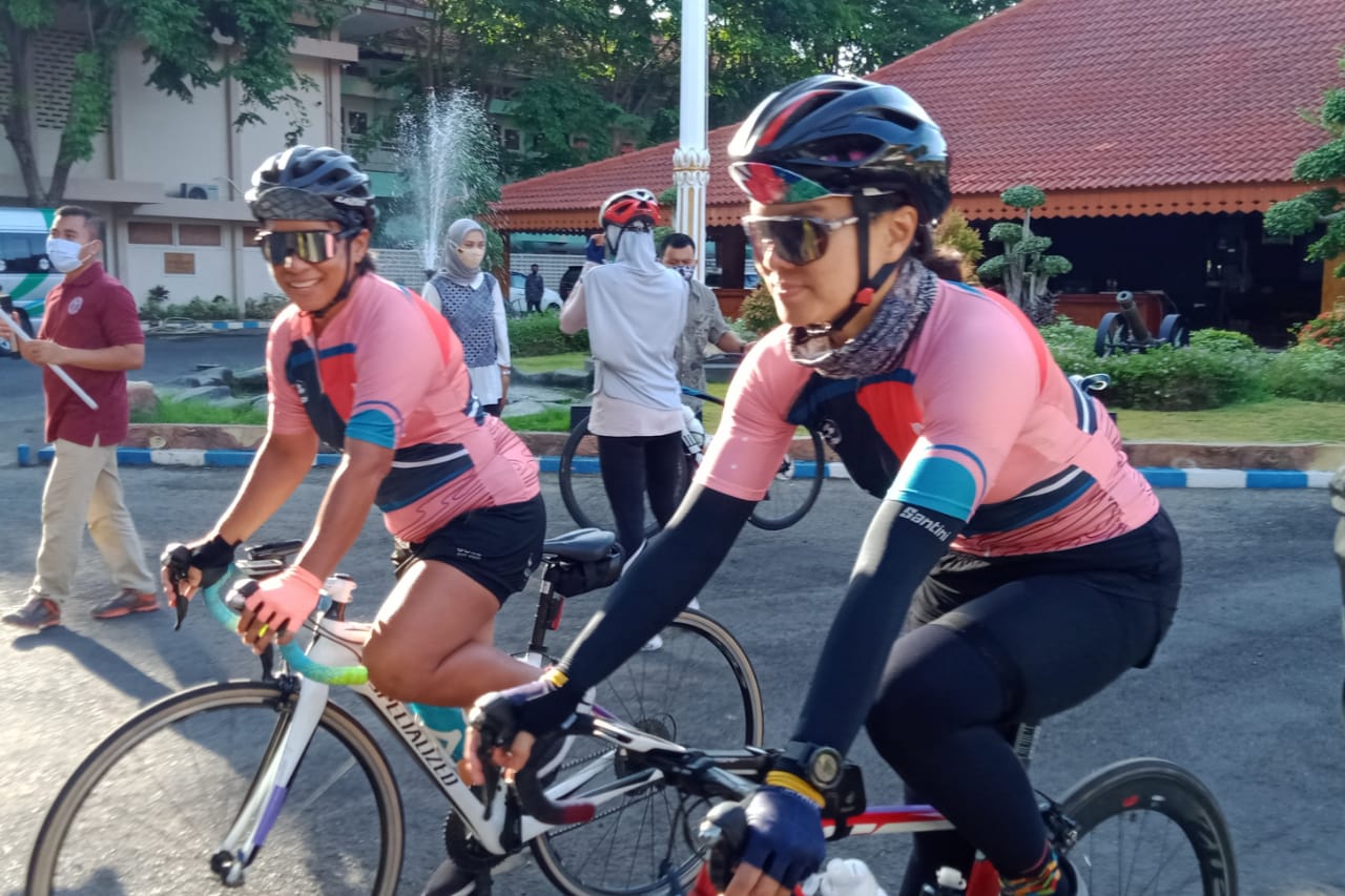 Enam pesepeda Jakarta-Bali (1.000 kilometer) sempat singgah di Kota Probolinggo, Jawa Timur. (Foto: Ikhsan Mahmudi/Ngopibareng.id)