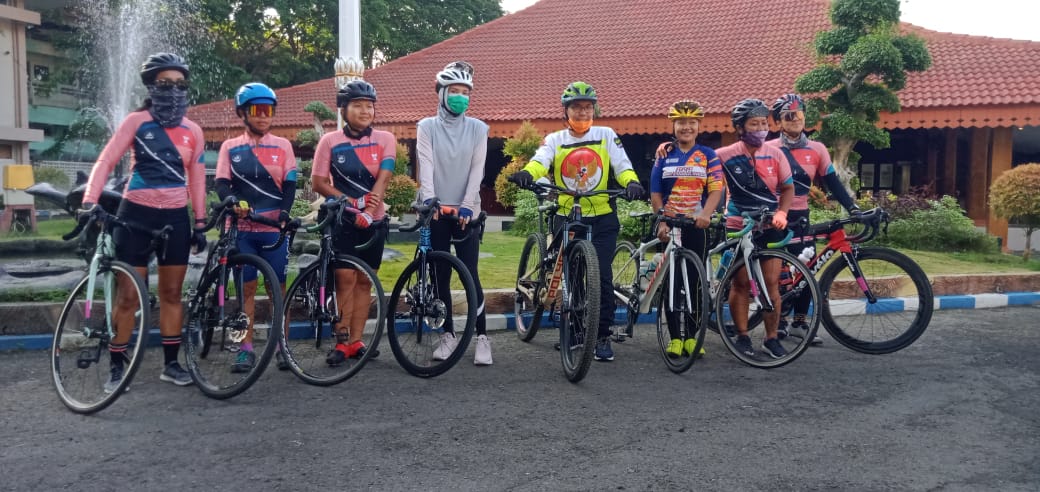 Enam pesepedah Women Cyclist Community (WCC) disambut Bupati Puput Tantriana Sari. (Foto: Ikhsan Mahmudi/Ngopibareng.id)