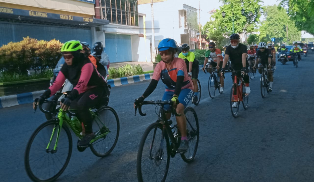 Women Cyclist Community (WCC) gowes dari Jakarta, mampir di Probolinggo sebelum melanjutkan perjalanan ke Bali. (Foto: Ikhsan Mahmudi/Ngopibareng.id)