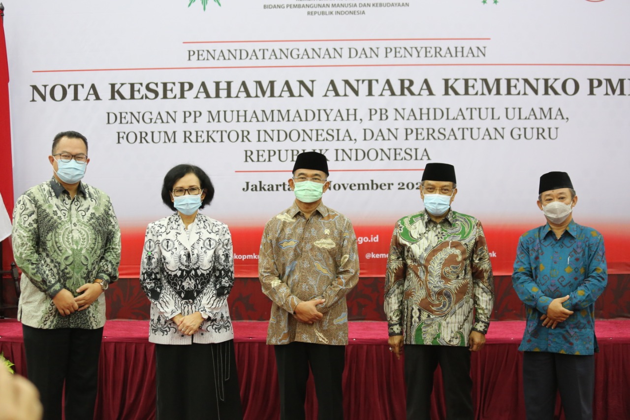 Menteri Koordinator Pembangunan Manusia dan Kebudayaan Indonesia (Menko PMK) Muhadjir Effendy bersama Ketua Umum PBNU, Sekretaris Umum PP Muhammadiyah, Ketua Umum PBPGR, dan Ketua Forum Rektor, usai penandatanganan kerja sama percepatan revolusi mental. (Foto: Kemenko PMK)