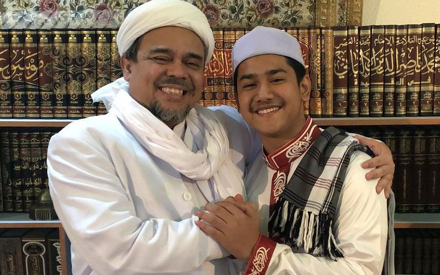 Artis sekaligus penyanyi Syakir Daulay bersama pemimpin Front Pembela Islam (FPI) Rizieq Syihab. (Foto: Instagram)