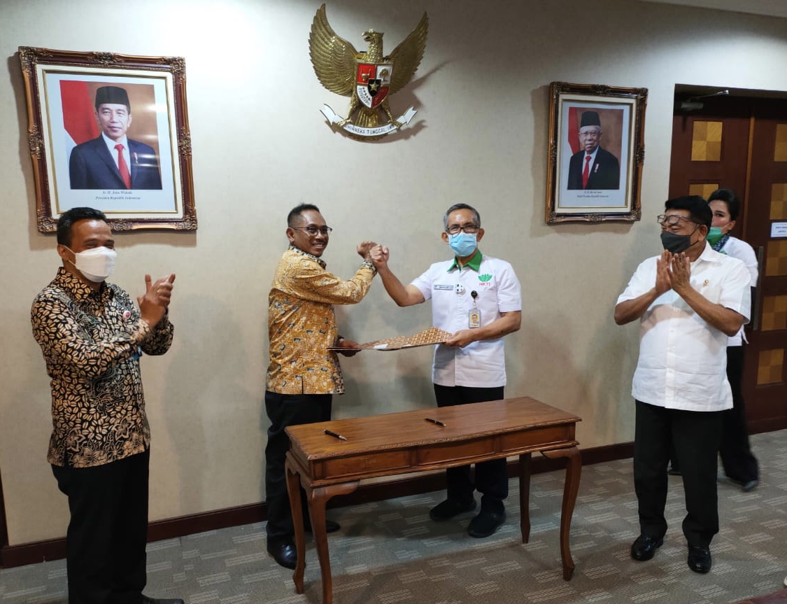 Kadivre Perhutani Jatim Oman Suherman (dua dari kiri) usai tanda Tangani MOU dengan HKTI di Kantor Staf Kepresidenan (KSP) Jakarta, Kamis, 12 Oktober 2020.