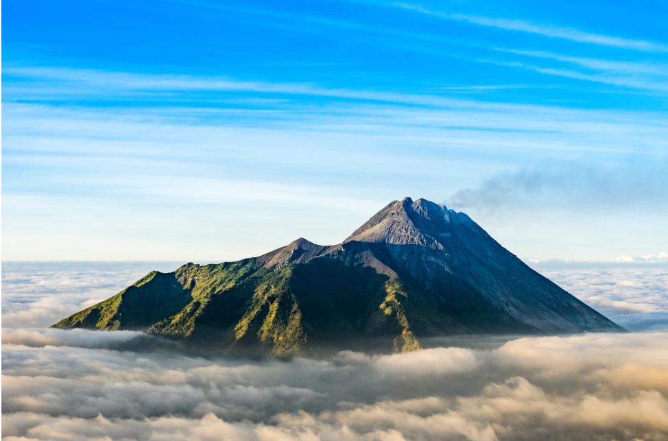 Gunung Merapi catat 19 gempa guguran sepanjang Jumat pagi. (unsplash.com)