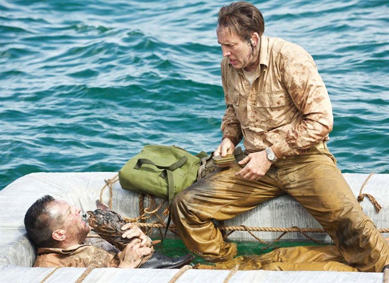 Salah satu adegan awak kapal terombang-ambing di laut dalam film USS Indianapolis: Men of Courage. (Foto: Saban Films)