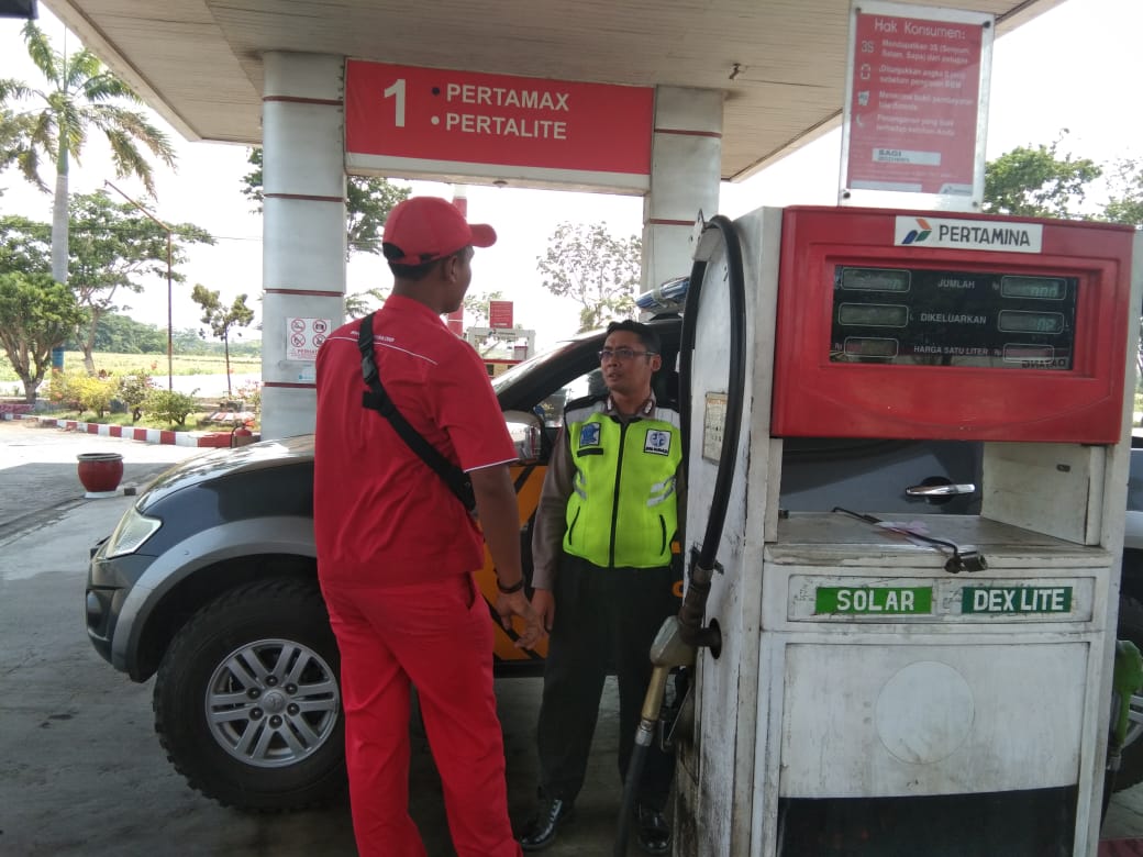 Salah satu SPBU di Kota Probolinggo. Mulai 15 November mendatang, hanya dua SPBU yang masih menjual BBM Premium. (foto: Ikhsan Mahmudi/Ngopibareng.id)