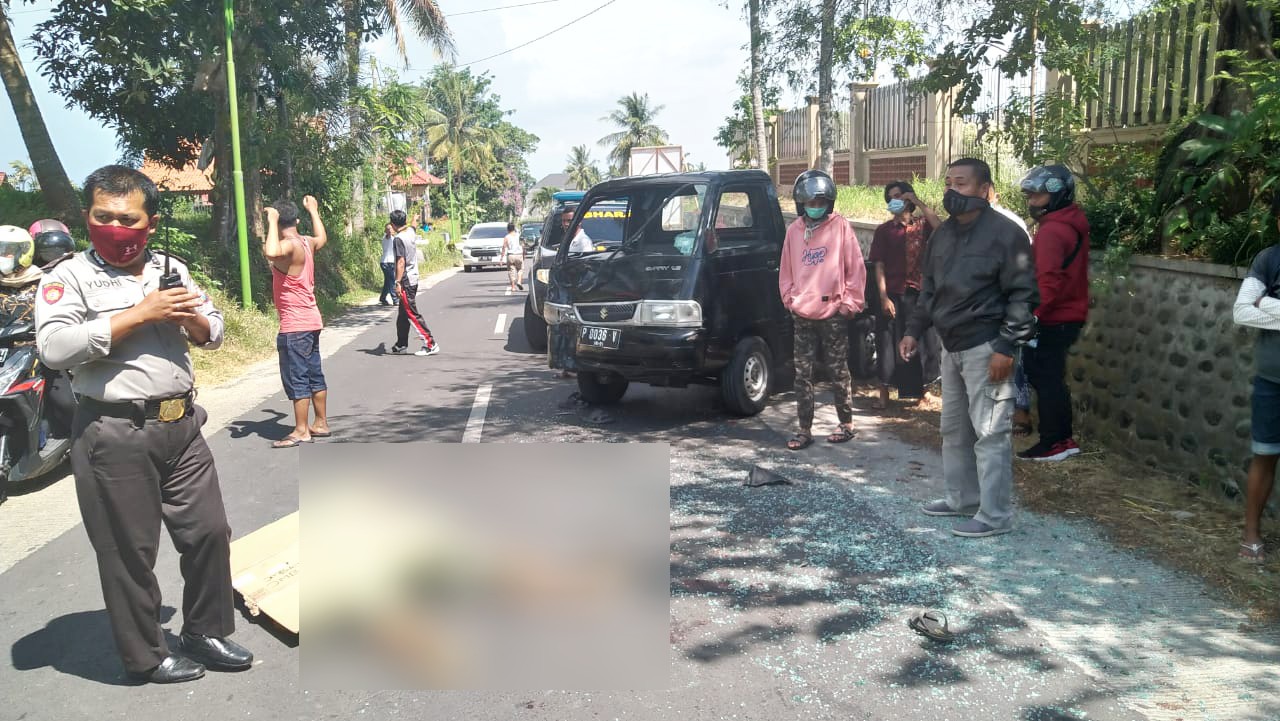 Polisi hendak mengevakuasi korban kecelakaan (foto: Istimewa) 