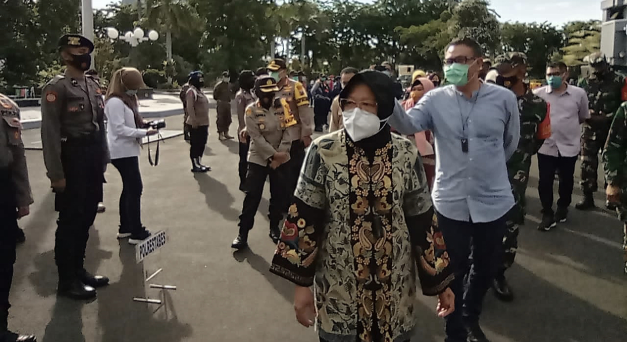 Wali Kota Surabaya, Tri Rismaharini saat melakukan pengecekkan di posko di wilayah Bulak (Foto: Andhi Dwi/Ngopibareng.id)