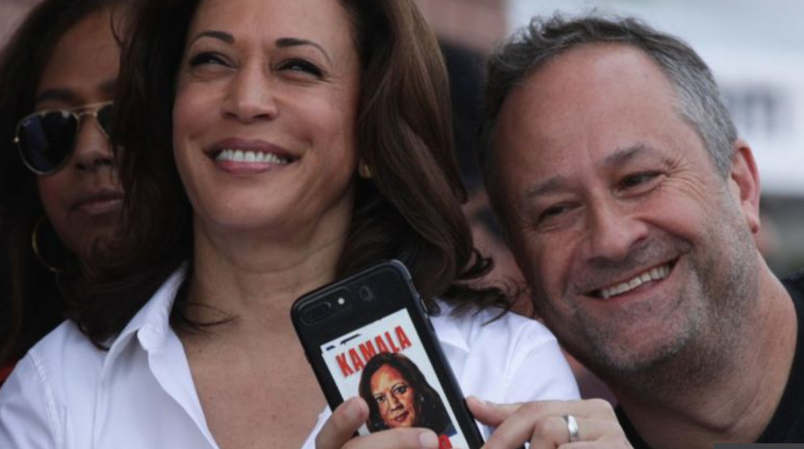 Kamala Harris akan menjadi wakil presiden perempuan pertama di Amerika Serikat. Suaminya, Doug Emhoff akan menjadi pendamping laki-laki pertama di Gedung Putih. (Bbc)