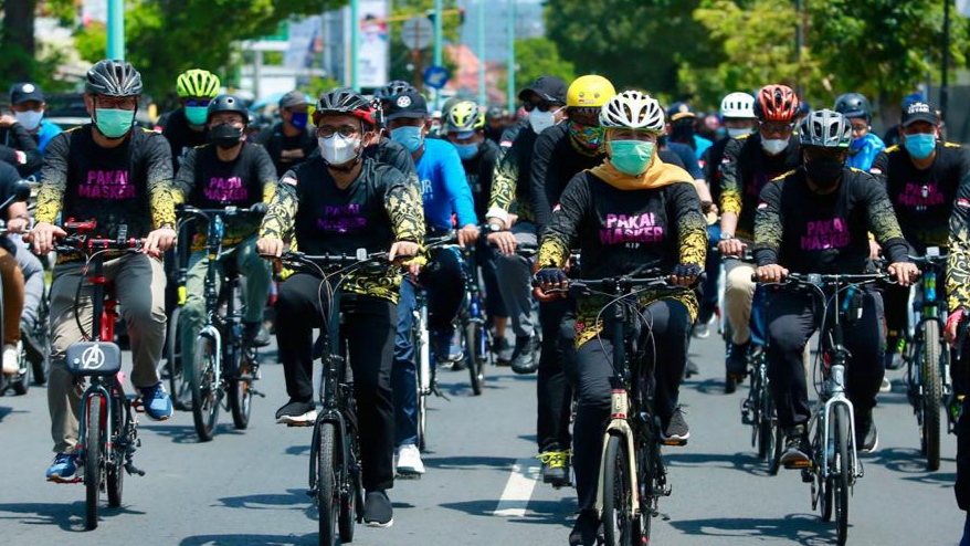 Gubernur Jawa Timur Khofifah Indar Parawansa melakukan gowes kampanye protokol kesehatan dan pemulihan ekonomi. (Foto: Istimewa)