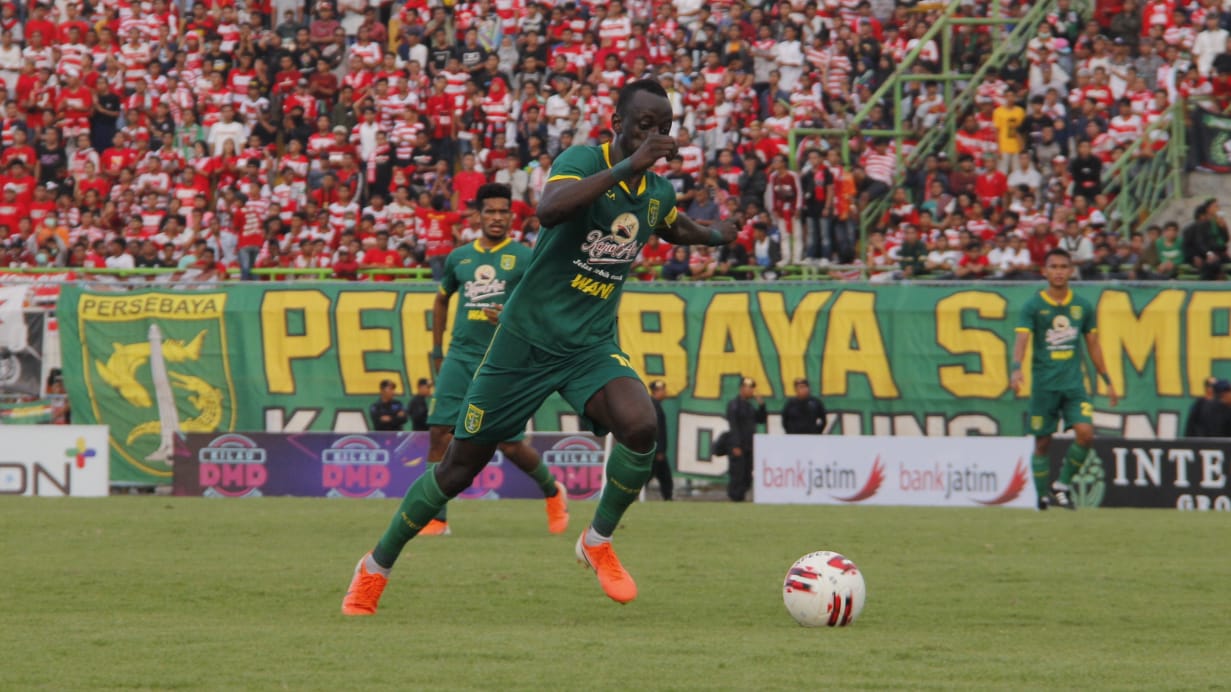 Pemain Persebaya, Makan Konate ketika turun di Piala Gubernur Jatim. (Foto: Fariz Yarbo/Ngopibareng.id)