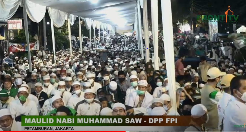 Massa tampak memadati area acara peringatan Maulid Nabi Muhammad SAW sekaligus pernikahan putri keempat dari pemimpin Front Pembela Islam (FPI), Rizieq Syihab, Sabtu 14 November 2020. (Foto: YouTube Front TV)