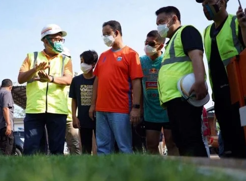 Gubernur DKI Jakarta, Anies Baswedan memakai jersey Persija saat  meninjau langsung perkembangan stadion Jakarta International Stadium (JIS), Sabtu 14 November 2020 pagi. (Foto: Dok. Pemprov DKI)