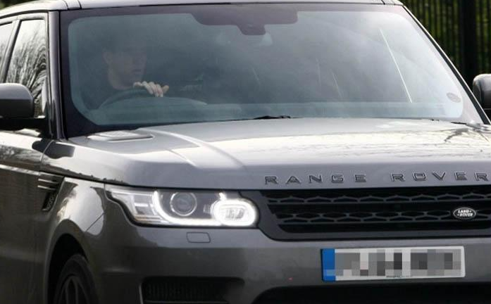Foto kenangan Harry Kane saat mengendarai mobil Range Rover miliknya. (Foto: Twitter)