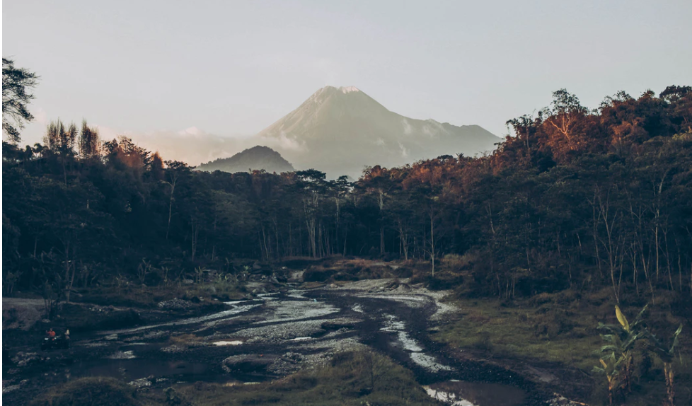 Gempa guguran dan asap putih muncul dari kawah Gunuung Merapi (unsplash.com)