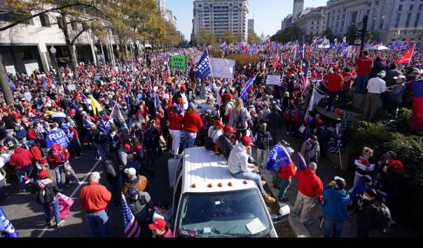 Unjuk rasa pendukung Donald Trump di Washington, Sabtu 14 November 2020 waktu setempat. (Foto: AP)