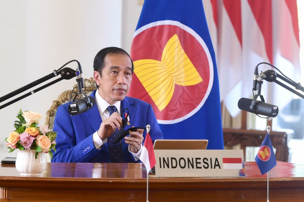 Presiden Jokowi berbicara di depan peserta KTT ASEAN - PBB secara virtual. (Setpres)