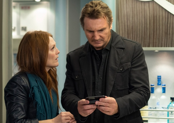 Salah satu adegan film Non-Stop yang dibintangi Liam Neeson dan Julianne Moore. (Foto: Universal Picture)