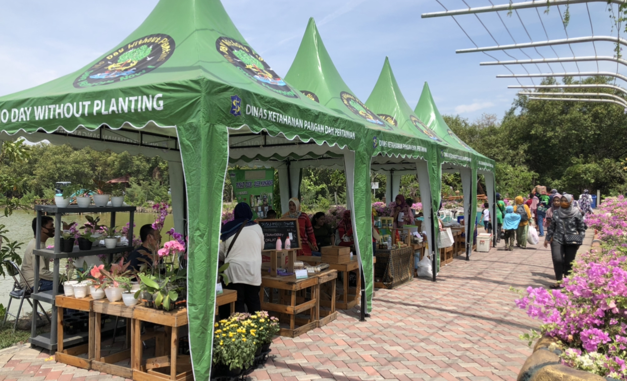 Tenda yang menjual berbagai produk sayuran saat Minggu Pertanian, Hutan Raya Mangrove, pada Minggu, 15 November 2020. (Foto: Andhi Dwi/Ngopibareng.id)