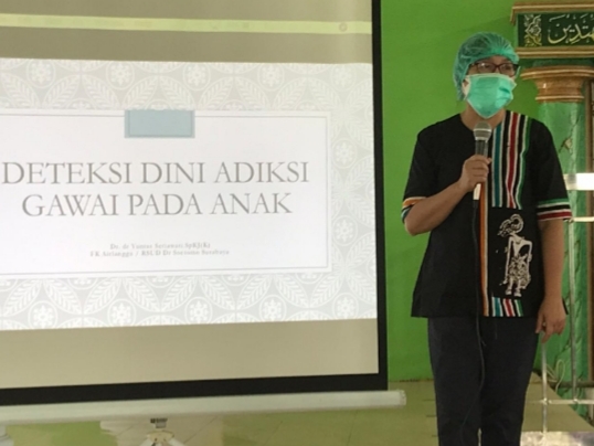 dr.Yunias saat melakukan penyuluhan dan deteksi dini kecanduan gawai pada anak dimasa pandemi Covid-19. (Istimewa))