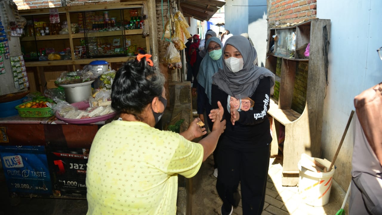 Ipuk berkeliling menyapa warga di Desa Pecemengan, Kecamatan Blimbingsari. (Foto: Istimewa)